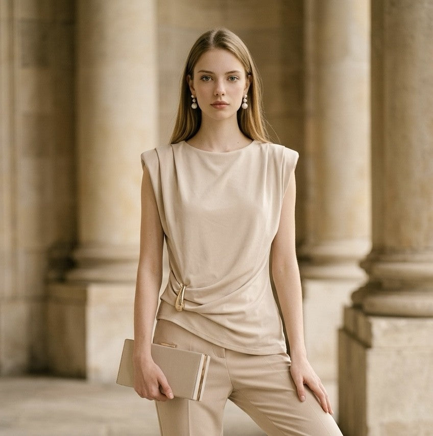 Beige mouwloos shirt met metallic accent