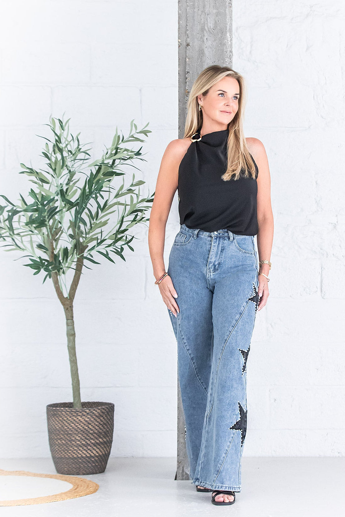Elegante zwarte mouwloze top met schouderdetail