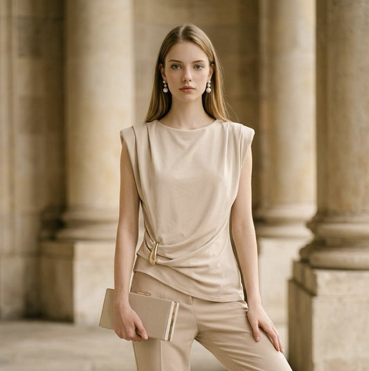Beige mouwloos shirt met metallic accent